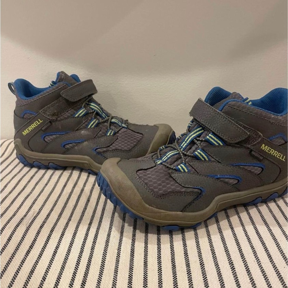 Boys Merrell Hiking Boots sz 4.5